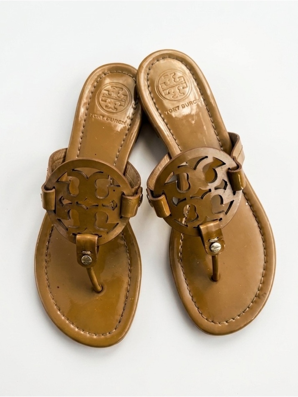 Tory Burch Miller Sandals – Tan Leather Logo Thong Sandals | Size 7M